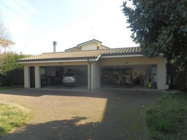 Case - Legnago (vr) - ampia villa singola su lotto di terreno esclusivo con ampio garage per 4 autovetture 