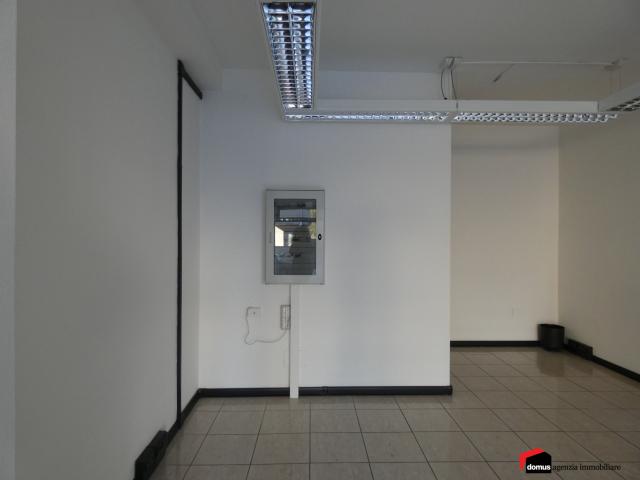 Case - Thiene vicinanze centro: negozio/ufficio di 52 mq vetrinato, ampio parcheggio.