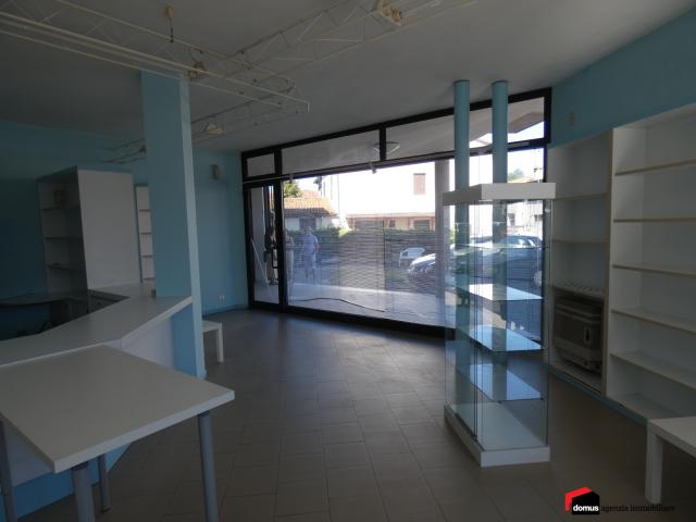 Case - Zugliano - centro: negozio/ufficio/studio di 100 mq con ampio parcheggio e magazzino