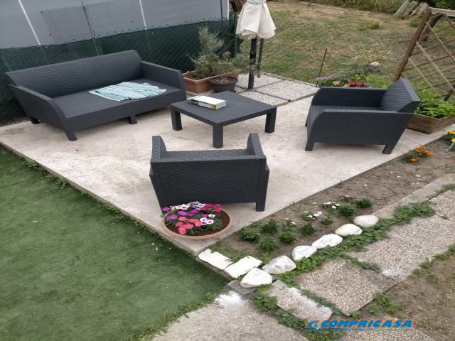 Case - Villa bifamiliare con giardino