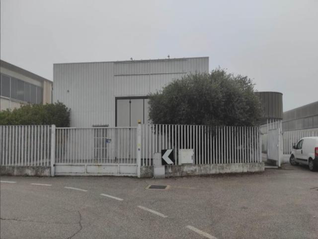 Case - Romano d'ezzelino (vi) - capannone artigianale di 700 mq commerciali, con uffici, spogliatoi e seriv