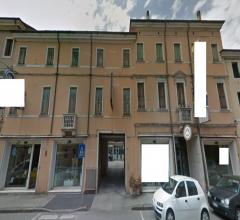 Complesso immobiliare costituito da negozio magazzini uffici e 2 appartamenti oltre a corte comune i