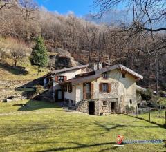 Capo di ponte nel verde vendesi casa con terreno