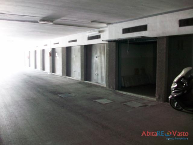 Case - Garage in zona servita, comodo accesso.