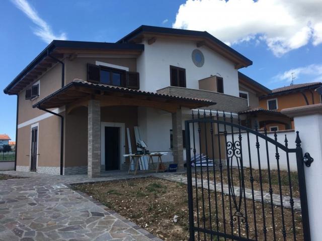 Appartamenti in Vendita - Porzione di villa bifamiliare  residence -villaggio degli ulivi-  lotto 5 e 6