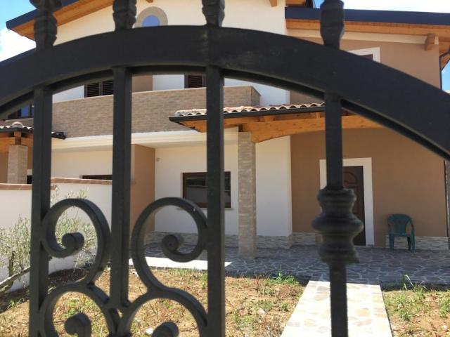 Appartamenti in Vendita - Porzione di villa bifamiliare  residence -villaggio degli ulivi-  lotto 5 e 6