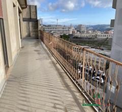 Case - Panoramico appartamento con terrazzo e veranda a livello