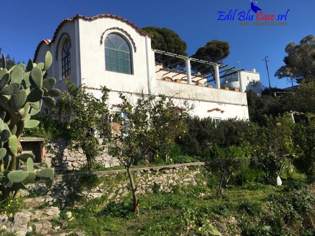 Fascinosa villa con terrazzo e giardino dello storico archeologo italiano amedeo maiuri 1886 - 1963