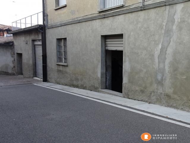 Case - Laboratorio in vendita a caprino bergamasco.