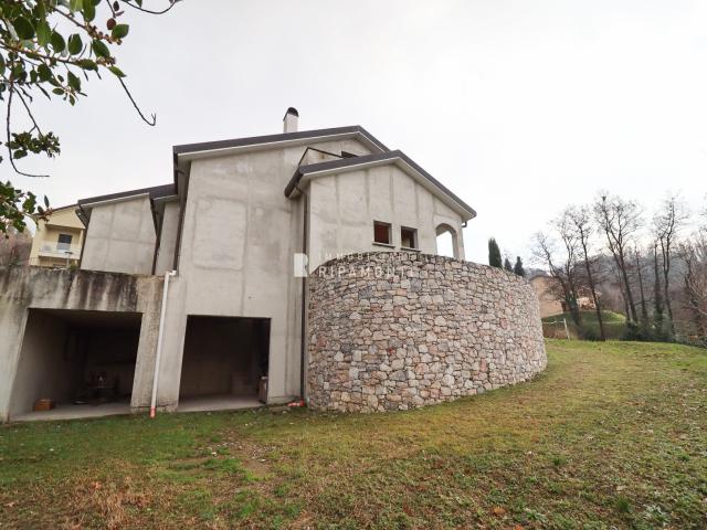 Case - Villa bifamiliare ad oggiono.