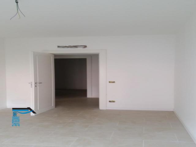 Appartamenti in Vendita - Centro: luminoso ufficio con tre vani e ottime finiture