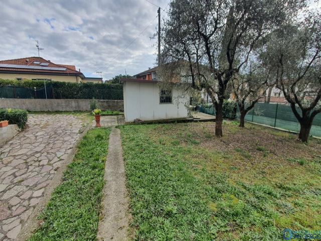 Case - Sarzana in esclusiva zona residenziale a due passi dal centro appartamento con giardino