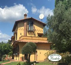 Villa inserita in parco con piscina e vista mare.