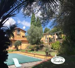 Appartamenti in Vendita - Villa inserita in parco con piscina e vista mare.