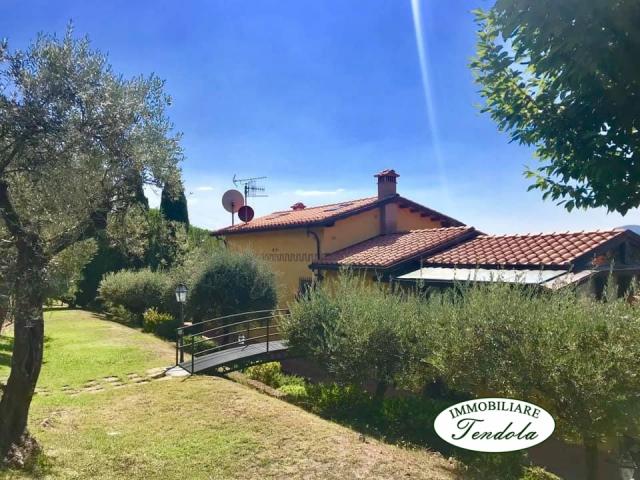 Appartamenti in Vendita - Villa inserita in parco con piscina e vista mare.