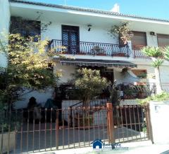 Case - Villetta a schiera con terrazzo,tavernetta ,posto auto e patio/giardino