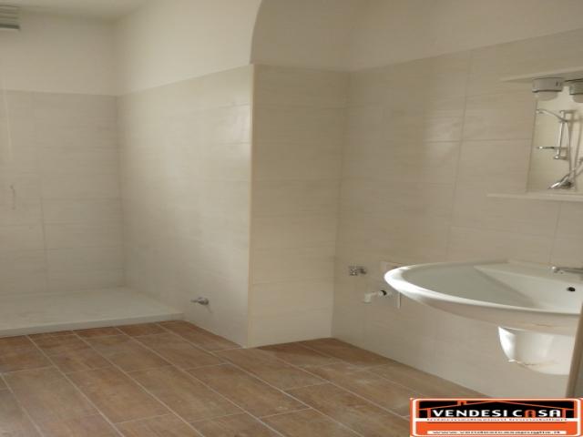 Case - Villetta a schiera con terrazzo,tavernetta ,posto auto e patio/giardino