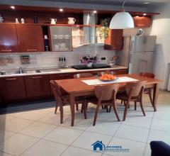 Case - Villetta a schiera con terrazzo,tavernetta ,posto auto e patio/giardino