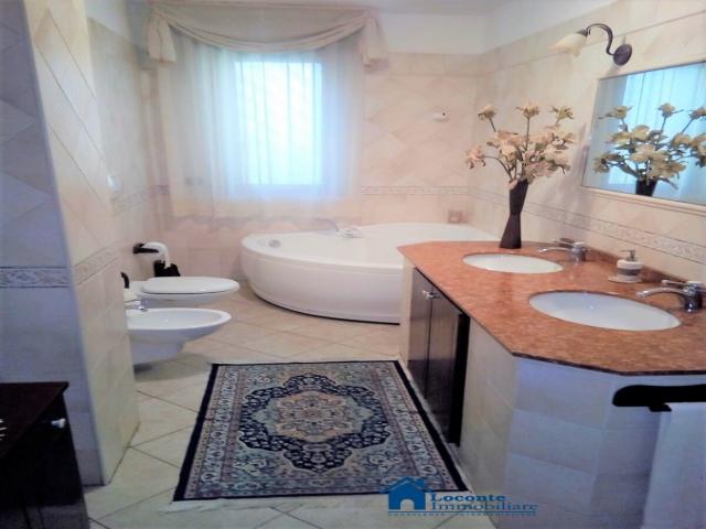 Case - Villetta a schiera con terrazzo,tavernetta ,posto auto e patio/giardino