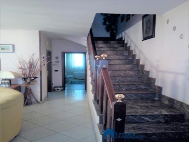 Case - Villetta a schiera con terrazzo,tavernetta ,posto auto e patio/giardino