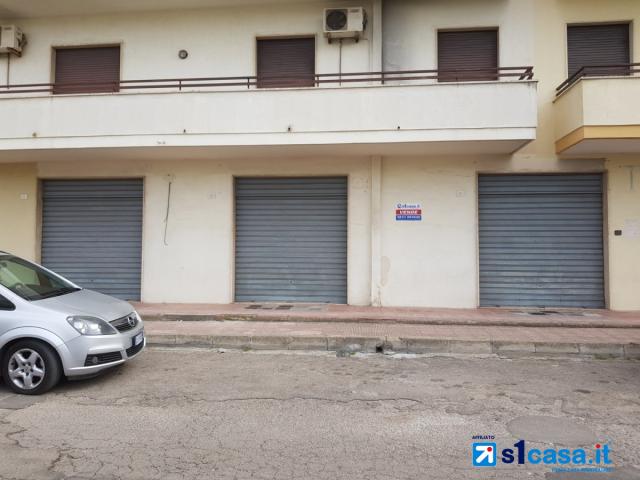 Appartamenti in Vendita - Galatone locale commerciale con tre vetrine fronte strada