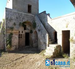 Appartamenti in Vendita - Galatone locale commerciale con tre vetrine fronte strada