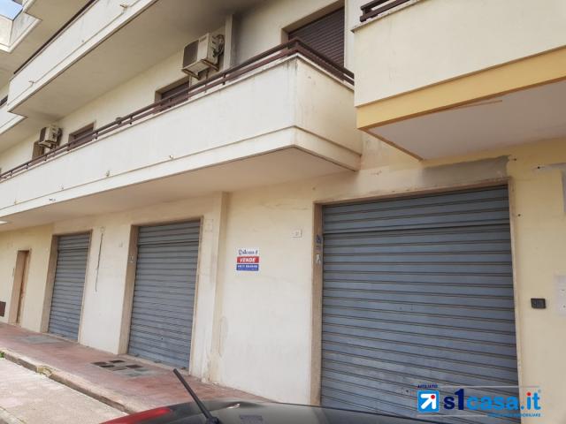 Appartamenti in Vendita - Galatone locale commerciale con tre vetrine fronte strada