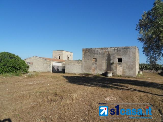 Appartamenti in Vendita - Galatone locale commerciale con tre vetrine fronte strada