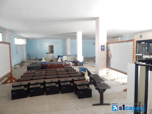 Appartamenti in Vendita - Galatone locale commerciale con tre vetrine fronte strada