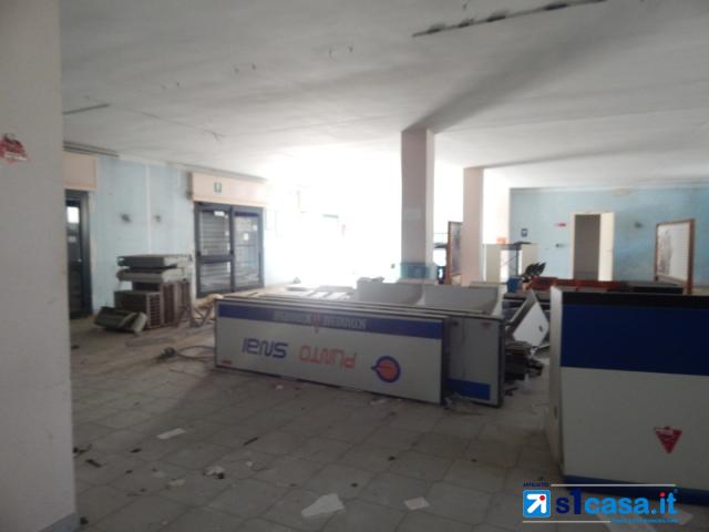 Appartamenti in Vendita - Galatone locale commerciale con tre vetrine fronte strada