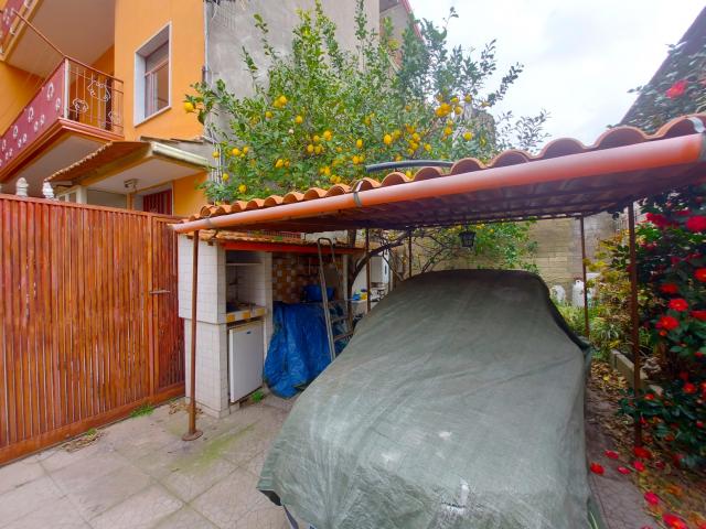 Case - Fabbricato terra cielo composto da 3 appartamenti di circa 96mq, cantina e girdino privato