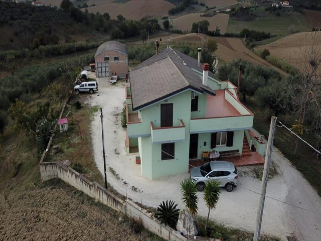 Appartamenti in Vendita - Casa indipendente in vendita a pianella cerratina