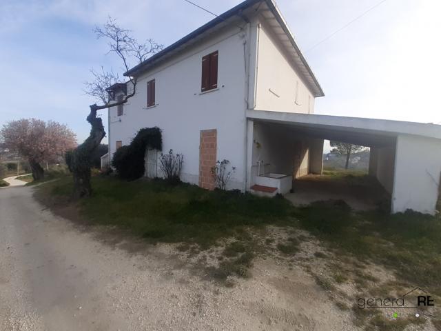 Case - Vendesi a spoltore casale con terreno agricolo