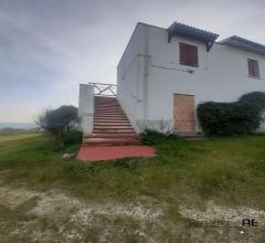 Appartamenti in Vendita - Vendesi a spoltore casale con terreno agricolo