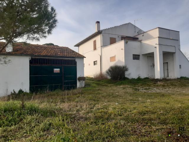 Appartamenti in Vendita - Vendesi a spoltore casale con terreno agricolo