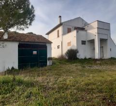 Appartamenti in Vendita - Vendesi a spoltore casale con terreno agricolo