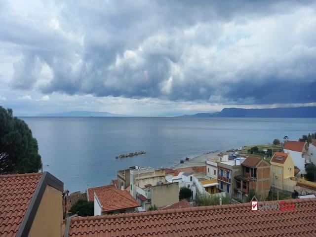 Acqualadroni, appartamentino con veranda fronte mare