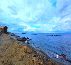 Case - Acqualadroni, appartamentino con veranda fronte mare