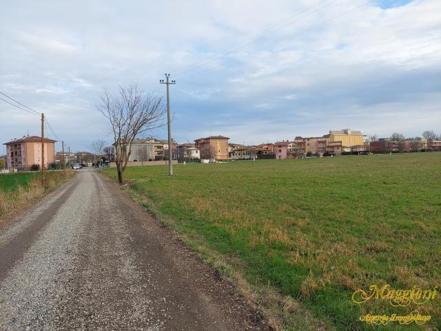 Case - Terreno agricolo in prossimita' del paese