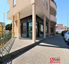 Case - Locale commerciale di 400 mq con 8 vetrine in vendita in posizione centrale a casarano