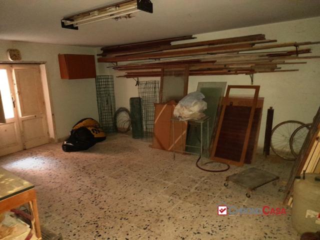 Case - Vsa255 s. agata, deposito seminterrato , con giardino