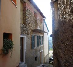 Casa indipendente con magazzini, soffitta, terrazza e giardini, in vendita a aquila d'arroscia.