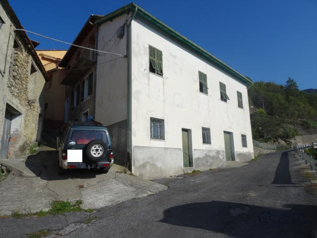 Case - Casa indipendente con magazzini, soffitta, terrazza e giardini, in vendita a aquila d'arroscia.