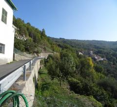 Case - Casa indipendente con magazzini, soffitta, terrazza e giardini, in vendita a aquila d'arroscia.