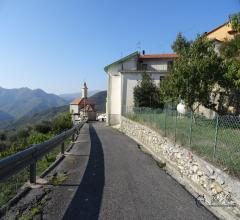 Case - Casa indipendente con magazzini, soffitta, terrazza e giardini, in vendita a aquila d'arroscia.