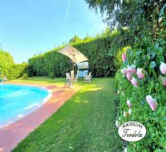 Case - Villa indipendente con piscina