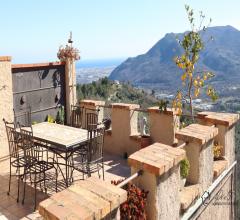 Appartamento trilocale con terrazza e antica torre in vendita a villanova d'albenga