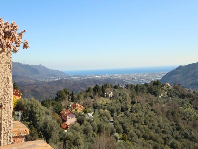 Case - Appartamento trilocale con terrazza e antica torre in vendita a villanova d'albenga