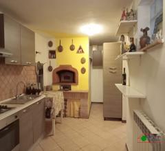 Ampio terratetto con annessa capanna poco distante dalle mura