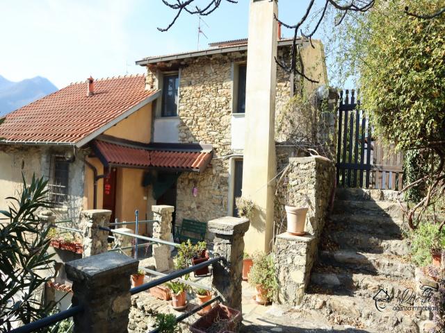 Case - Casale in pietra con terreno in vendita a ranzo